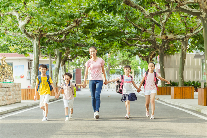 厦门女孩初中毕业学幼师?