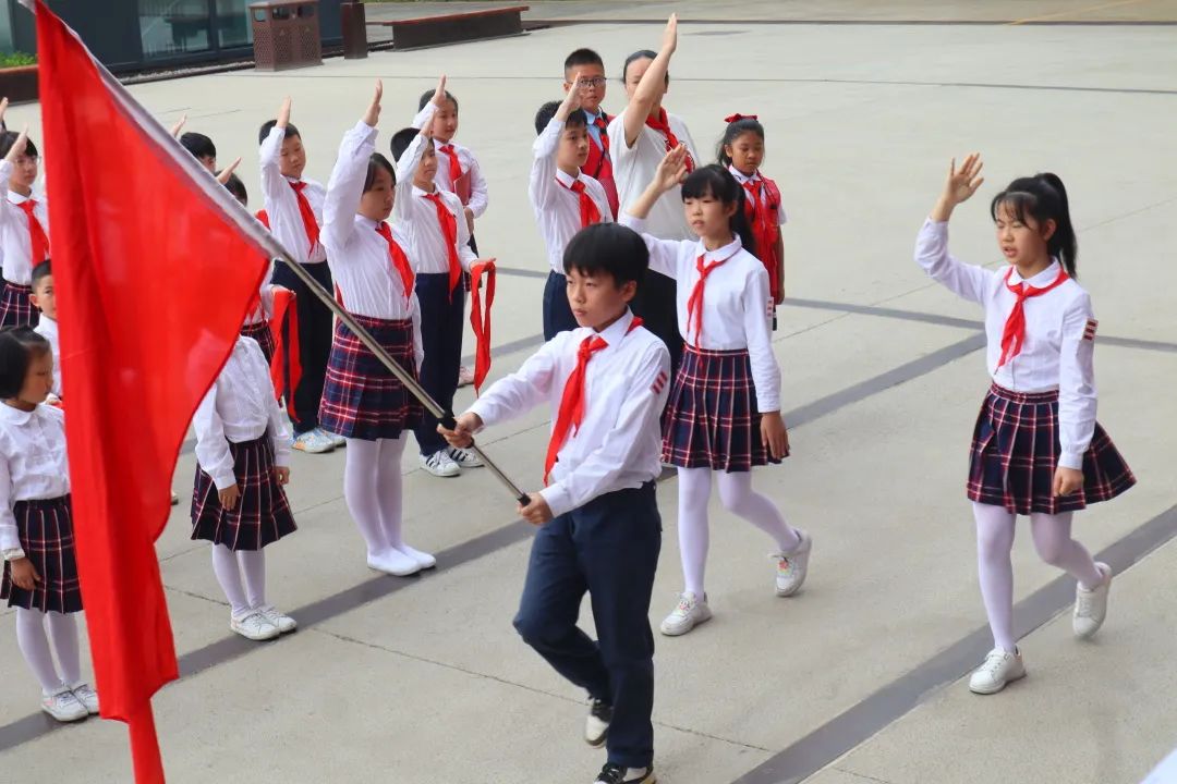 福州阳光国际学校：传承船政精神，争做四会队员——我们入队啦！